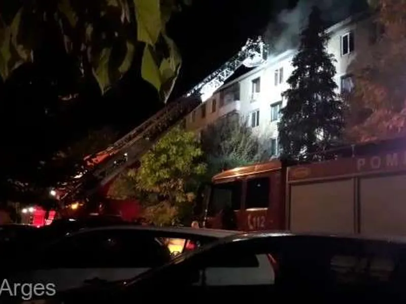 Incendiu de proporții într-un bloc din Pitești. FOTO: ISU Argeș