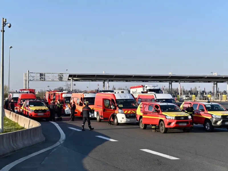 Două convoaie de vehicule cu echipament medical din Franţa, la hub-ul pentru Ucraina de la Suceava. / Foto: Ambassade de France en Roumanie, Facebook