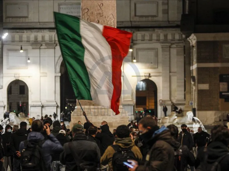 10.000 de persoane au participat sâmbătă, la Roma, la un protest împotriva certificatului verde Foto Riccardo De Luca