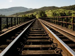 Adolescentului căruia i se reataşase piciorul tăait de tren nu i s-a prins operaţia, nouă amputare - Foto: PXHere