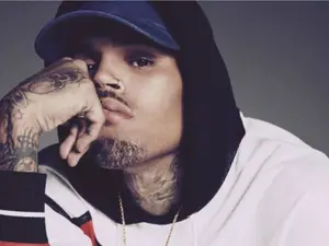 Rapperul Chris Brown, acuzat de o tânără că a drogat-o și violat-o pe un iaht. / Foto: dailypost.ng