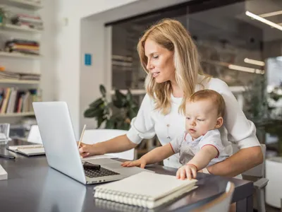 Mamele în concediu pentru creşterea copilului pot obţine venituri de natură salarială. Vezi condiția. / Foto: baby-chick.com