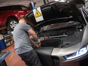 Mașinile electrice, cu 30% mai scump de reparat, în medie, decât automobilele pe benzină și diesel - Foto: caranddriver.com