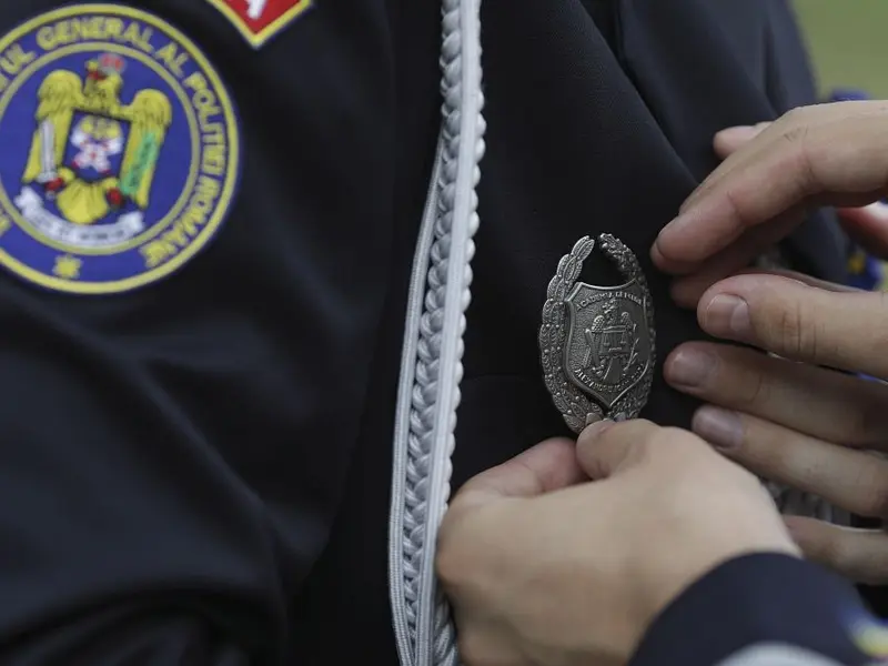 Felul cum se rup pe cusătură pantalonii poliţiştilor români - Foto: INQUAM PHOTOS/Octav Ganea