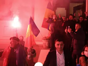 Reactie a unor membri si simpatizanti ai partidului AUR, alaturi de co-presedintele acestuia, George Simion, in urma rezultatelor partiale de la alegerile parlamentare, in Bucuresti, duminica, 6 decembrie 2020/FOTO: Inquam Photos/Sabin Cirstoveanu