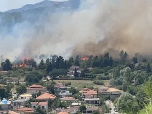 Un incendiu de vegetație ”incontrolabil” ameninţă suburbiile Atenei. / Foto: news.ro