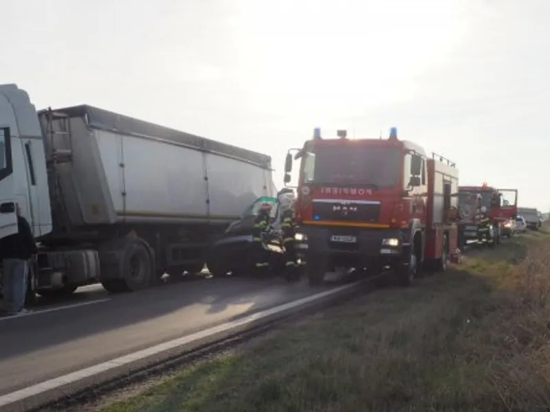 VIDEO Camionetă, strivită intenționat între două camioane conduse de tată și fiu. Șoferul a murit / antena3