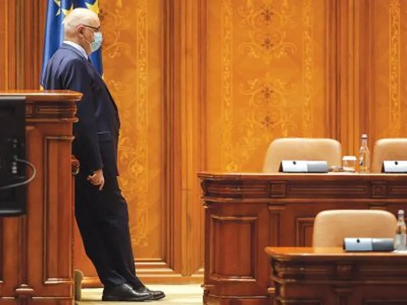 RELAXARE   Raed Arafat în Parlament, contemplând prezidiul gol - Foto: INQUAM PHOTOS/ George Călin