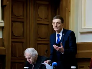 Ioan-Aurel Pop, președintele Academiei Române (dreapta), și Victor Spinei, vicepreședinte al Academiei Române/FOTO: basilica.ro