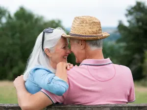 Câți ani trebuie să fie căsătorit un cuplu pentru ca unul să ia pensie de urmaș? Cât e pensia? - Foto: Freepik