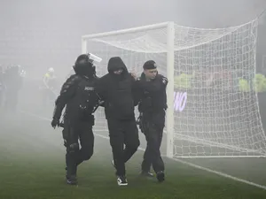 Bătaie generală, pe străzi și stadion, la meciul Dinamo - UTA. „Câinii” au câștigat cu 1-0 - Foto: INQUAM PHOTOS/Denis Grosu