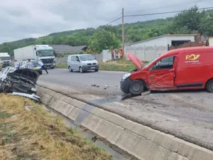 O mașină a Poștei Române a fost implicată într-un accident rutier. Autovehiculele au fost avariate Foto: facebook/ISU Vaslui