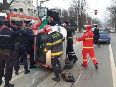 Mașina s-a răsturnat/FOTO: ziaruldeiasi.ro