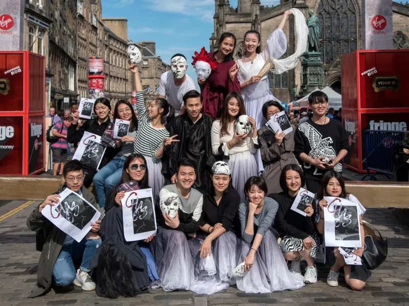 Artiști de la Universitatea Goldsmiths din Londra, Institutul Confucius pentru Dans și Performanță, care își promovează spectacolul „Haos"/foto: Profimedia Images