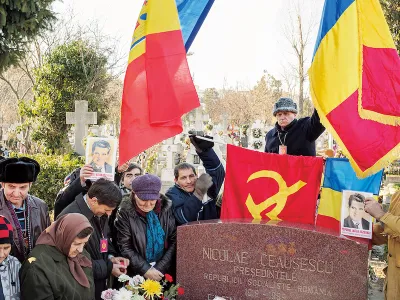 În fiecare an, zeci de fani ai comunismului se adună la cimitirul Ghencea, să-l plângă pe Ceaușescu, de ziua lui de naștere (26 ianuarie) și ân 25 dec embrie, când a fost executat