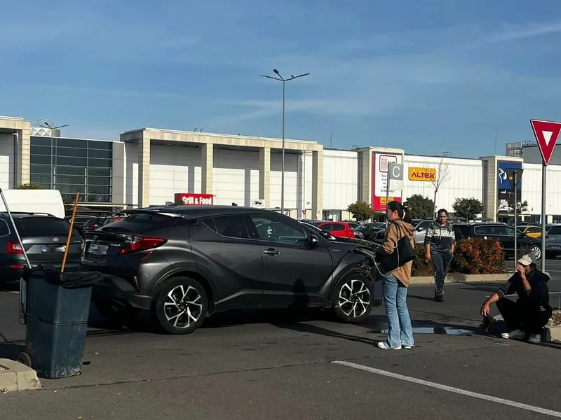 Accident incredibil, în parcarea unui supermarket din București. Două Toyota, făcute praf - Foto: Facebook/Info Trafic Bucuresti si Ilfov