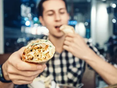 Cum au ajuns românii cei mai mari consumatori de kebab din lume. Un bucureștean are mii de comenzi  - Foto: Profimedia Images (imagine cu rol ilustrativ)