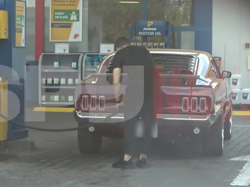 Fotbalistul Adrian Popa, pasionat de mașini. Are Ford Mustang Mach 1 din 1969 - Foto: captură video spynews.ro