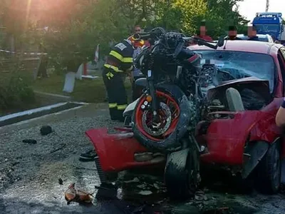 Ce a rămas dintr-o motocicletă strivită între o mașină și o cisternă. / Foto: Info Trafic 24, Facebook