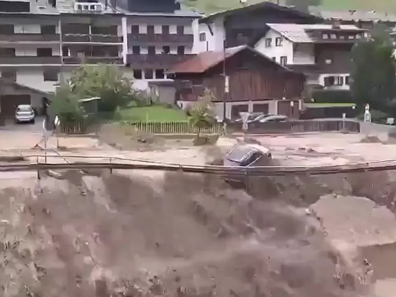 Austria este lovită de fenomene meteo extreme. Viiturile au luat totul în cale Foto: Wheather condition/ Facebook