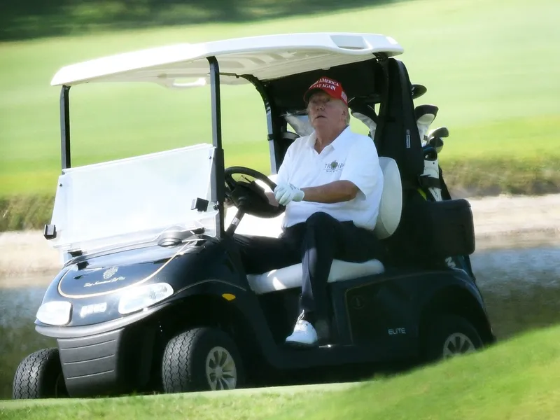 Donald Trump conducând o mașină de golf - Foto: Profimedia Images