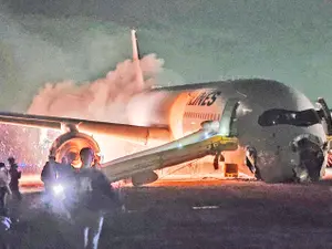 Avionul a luat foc pe pistă Foto: captură video X (Twitter)