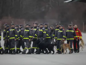 60 de salvatori români și 4 câini utilitari specializaţi pe cutremure pleacă să ajute Turcia. / Foto: Inquam Photos / George Călin