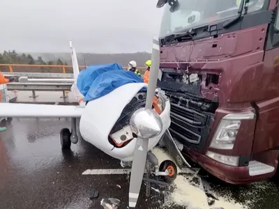 Un român s-a izbit cu TIR-ul de un avion, pe o autostradă din Germania/FOTO: bild.de