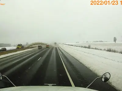 Șoferul unui utilaj greu de deszăpezire a pus viața a sute de oameni în pericol și a reușit să avarieze peste 40 de autovehicule pe o autostradă din Ohio. / Foto: captură video