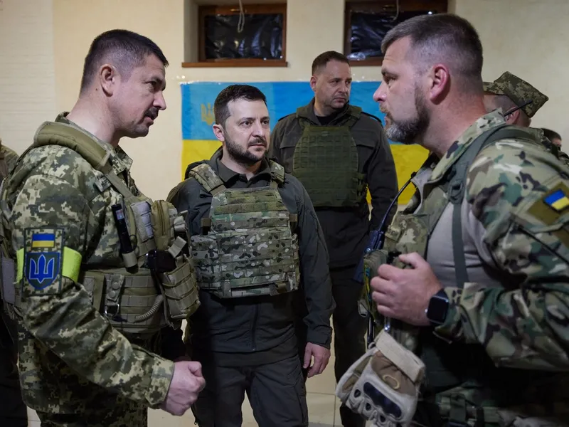 Volodimir Zelenski a vizitat clădiri rezidenţiale distruse, spunând că trebuie construite altele în loc, prevăzute cu adăposturi anti-bombe - Sursa: Profimedia Images/ AFP PHOTO /Ukrainian Presidential press-service