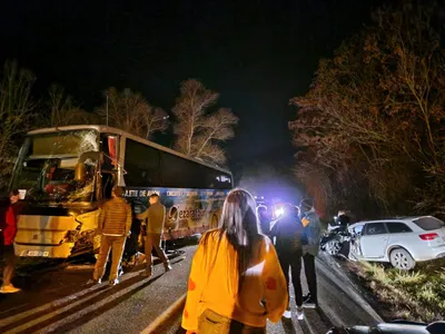 Planul roșu de intervenție activat în Alba Iulia după ce o mașină și un autobuz s-au ciocnit  - Foto: ISU