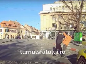 Un polițist a fost filmat când bate un om al străzii pentru că nu purta mască, în centrul Sibiului/FOTO: Captură Youtube