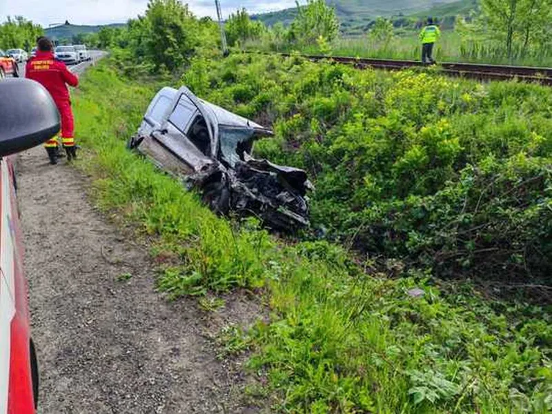 Șofer de 38 de ani, spulberat de tren în dimineața de Paște. Nu a oprit la trecerea la nivel - Foto: IPJ Sibiu