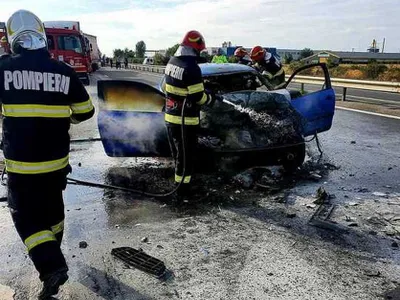 Accident între un autoturism şi un autocar cu 30 de pasageri, pe A1. Mașina a luat foc. / Foto: ISU Giurgiu