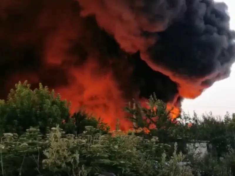 Depozitul era plin cu deșeuri de plastic. FOTO: Captura video