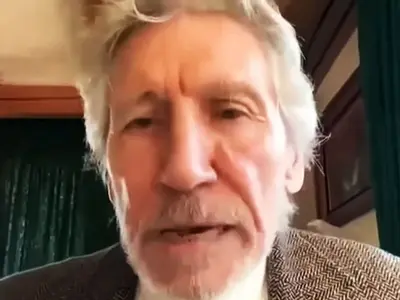 Ucraina îl numeşte pe Roger Waters (ex - Pink Floyd) „o altă cărămidă în zidul” propagandei Rusiei - Foto: captură YouTube/ Djuki San