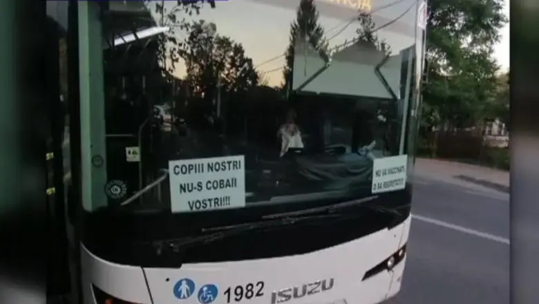 Mesaje antivaccinare, promovate de șofer în parbrizul unui autobuz din Iași. / Foto: digi24.ro