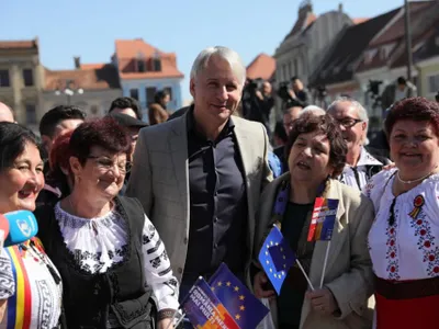 Ministrul de Finanțe Eugen Orlando Teodorovici, adulat de activistele PSD din Brașov Foto: Facebook