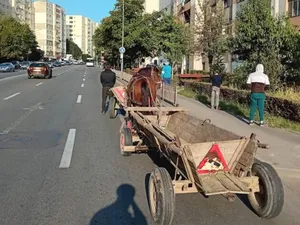 Transport mai eco nu există! Două căruțe, surprinse în trafic în mijlocul Piteștiului - Foto: universulargesean.ro