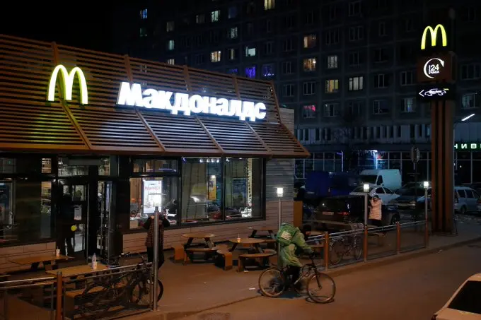 Burger de la McDonald's, scos la vânzare pe internet la 1.500 de lei, în Rusia/FOTO: Twitter