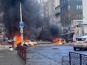 Bombardamente intense rusești asupra orașului Harkov. Mai multe clădiri civile, avariate - Foto: X/@IuliiaMendel