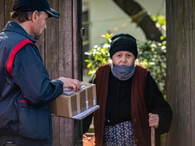 Un poștaș a furat peste 140.000 lei din banii pensionarilor și i-a jucat la păcănele. Ce metodă avea - Foto: Facebook/ Poșta Română/ Imagine cu caracter ilustrativ