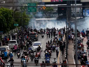 Manifestație pro-reforme democratice, la Bangkok. Poliția a recurs la gloanțe din cauciuc și gaze. / Foto: independent.co.uk