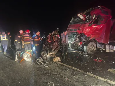 Mașină strivită de două TIR-uri, trei morți, într-un accident pe DN6 în Caraş-Severin/foto: whatsapp