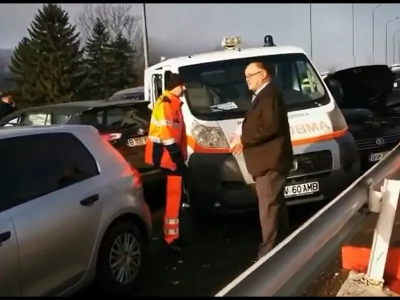 Accident cu 16 vehicule și o ambulanță, din cauza „gheții negre”, pe DN 1, între Brașov și Predeal. / Foto: captură video