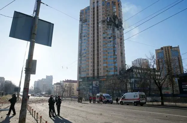 Bloc din Kiev lovit de o rachetă rusească. /Foto: bbc.com