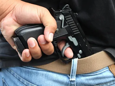 Jaf armat cu pistol de plastic. Tânăr, prins după ce a furat 7.000 de lei dintr-o sală de păcănele - Foto: Profimedia images