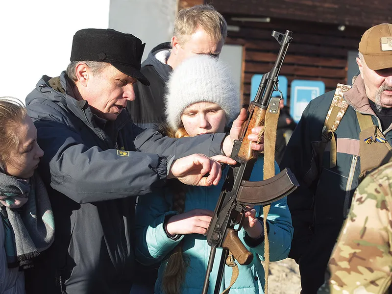 Civilii din Kiev, inclusiv copiii, învaţă să tragă cu arma - Foto: Getty Images