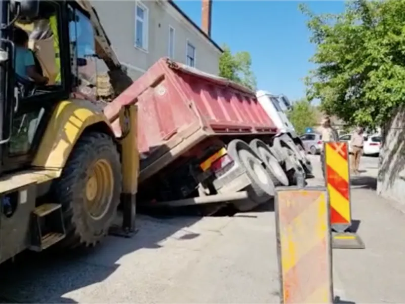 VIDEO O stradă din Brașov s-a surpat sub greutatea unui camion. S-a intervenit cu excavatorul / biz Brasov