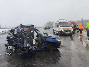 „Drumum morții”, DN 2, și-a luat iar tributul. Accident mortal, între o ambulanță și o mașină - Foto: ISU Vrancea